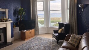 Comfort Suite, 1 Bedroom, Courtyard View | Living area - Loughview (Bangor)