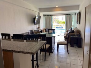 舒适公寓 | 起居区 | 50-英寸等离子电视 （配备数码频道）、电视