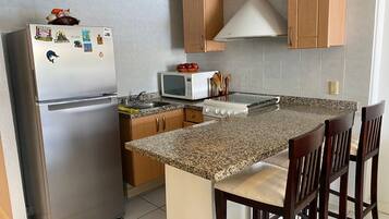 Apartamento conforto | Cozinha privada | Geladeira grande, micro-ondas, talheres/pratos/utensílios de cozinha