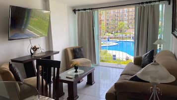 Apartamento conforto | Área de estar | TV de plasma 50 polegadas com canais digitais, TV