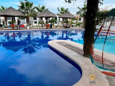 Una piscina al aire libre