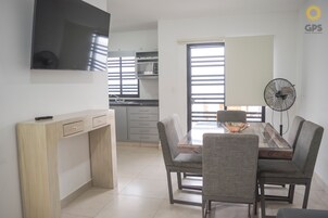 Refrigerador con freezer, microondas, horno, licuadora