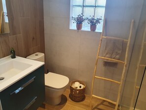 Shower, hair dryer, towels, toilet paper - Large, fully renovated house 90 m from the island's most beautiful beach  (Saint-Clément-des-Baleines)
