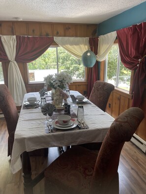 Dining - Vintage Cabins across from the lake ~ TheCircleWayyyBackCabins@Gmail.Com (Rockaway Beach)