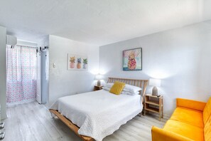 1 slaapkamer, een strijkplank/strijkijzer, gratis wifi, beddengoed