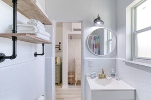 Een haardroger, handdoeken