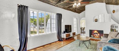 Smart TV, fireplace