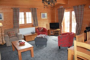 TV, DVD player - Stunning log cabin Berwyn with private Hot Tub (OSWESTRY)