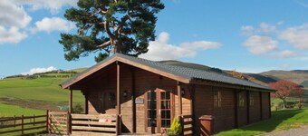 Stunning log cabin Berwyn with private Hot Tub