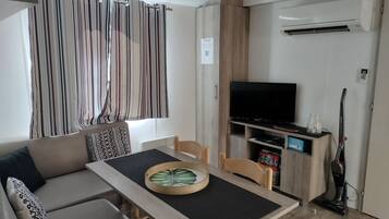 Télévision, table de tennis de table