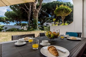 Outdoor dining - #120 T3 Espaçoso em Albufeira by Home Holidays (Albufeira)