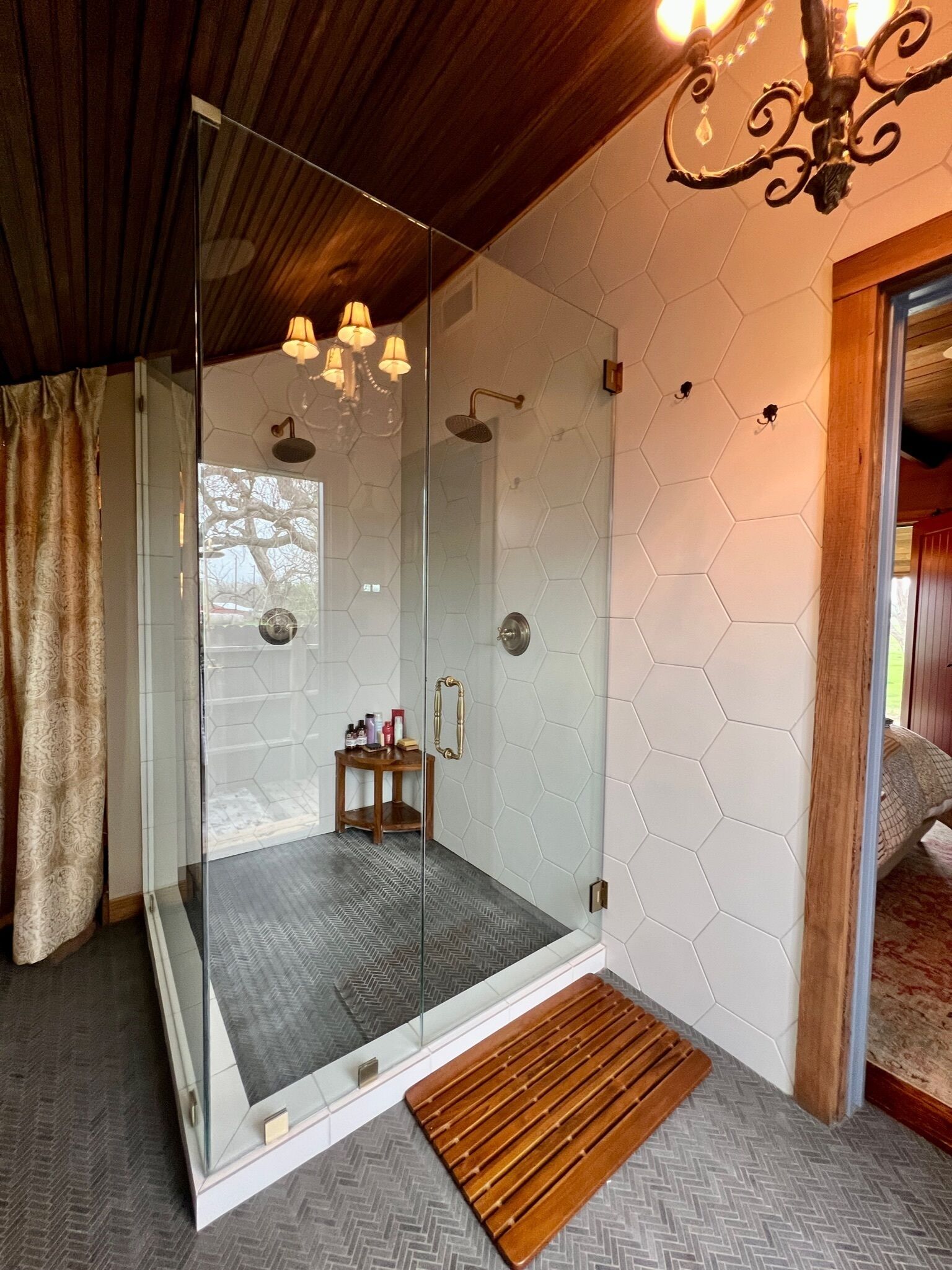 Douche, sèche-cheveux, bidet, serviettes fournies