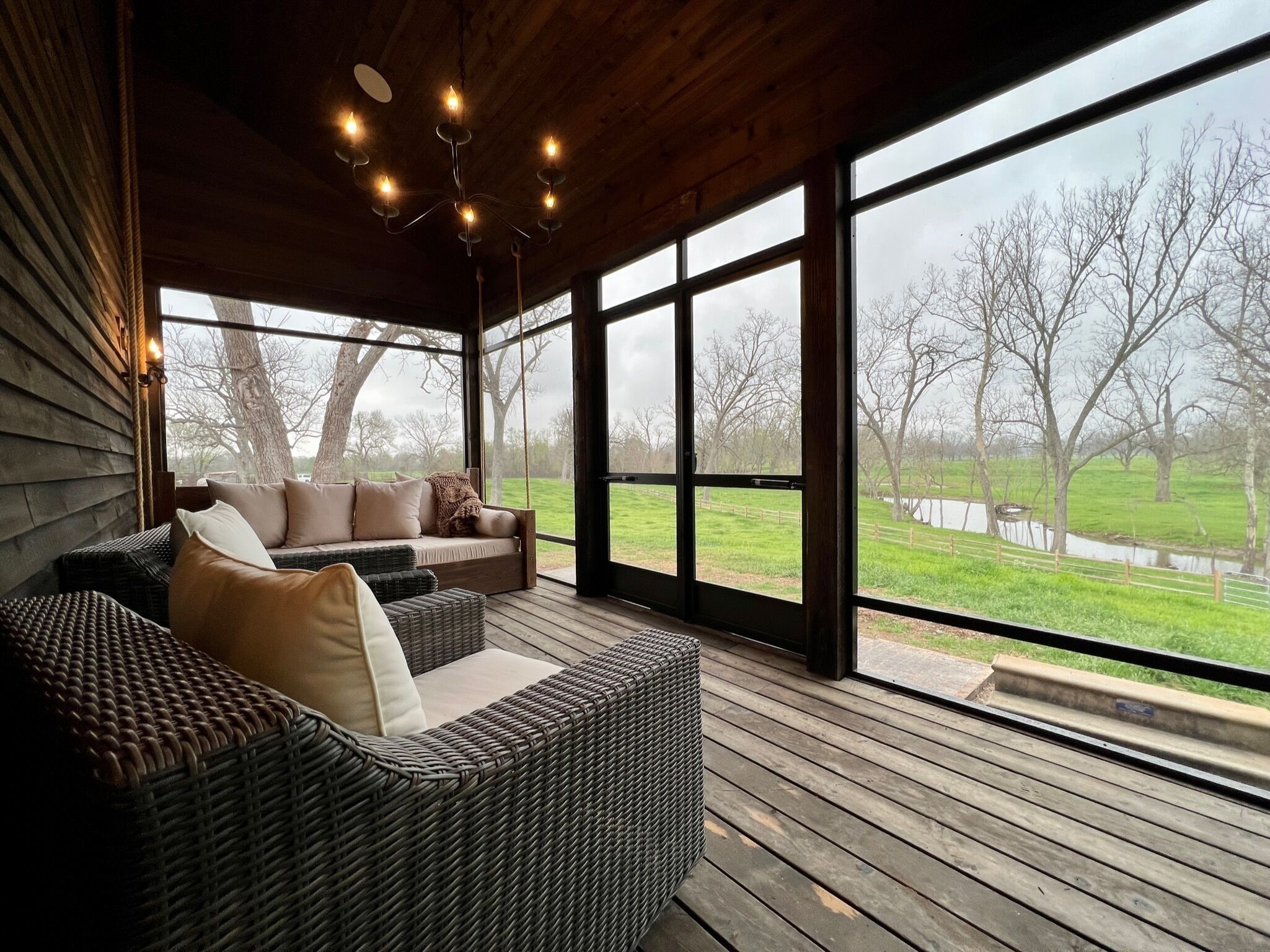 Smart TV, chimenea, estéreo y impresora 