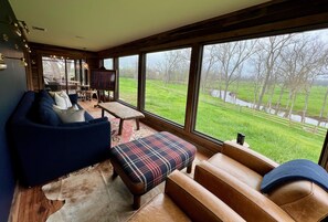 Smart TV, chimenea, estéreo y impresora 