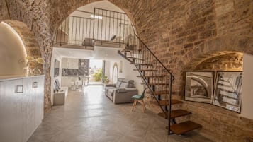 Suite estudio exclusiva | Área de sala de estar | Televisión de pantalla plana