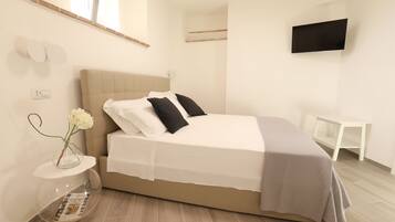 Deluxe Triple Room | In-room safe, desk, blackout drapes, soundproofing