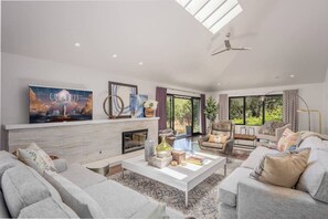 Fernseher, Kamin, DVD-Player, Stereoanlage