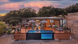 A modern house with a pool, outdoor seating, and a deck. - Calistoga Wine Ranch Estate (Napa Valley)