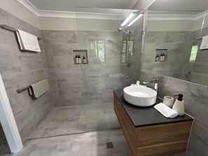 Regadera, secadora de cabello, batas, bidet