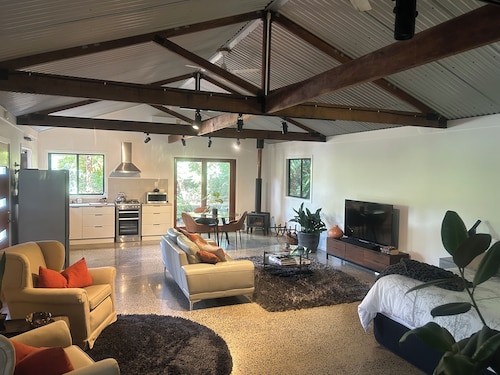 Eco-luxe studio and amazing Glasshouse Mountains views.