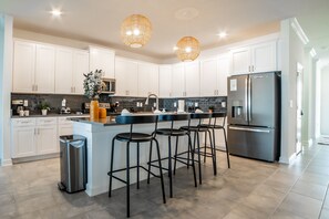 Fridge, microwave, oven, stovetop - Beautiful luxury 6 BD 5 bath with pool and spa 308 (Davenport)