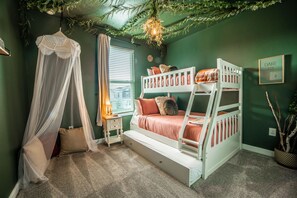 6 chambres, fer et planche à repasser, lit de bébé portatif