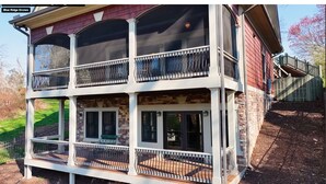 Une maison à deux étages dotée d’un balcon et d’une façade en pierre.