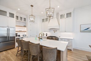 Kylskåp, mikrovågsugn, ugn och spishäll