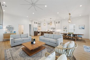 Smart TV, fireplace, video games - Beachtown - STEPS FROM BEACH & POOL - 5 Bed, 4.5 Bath (Galveston)