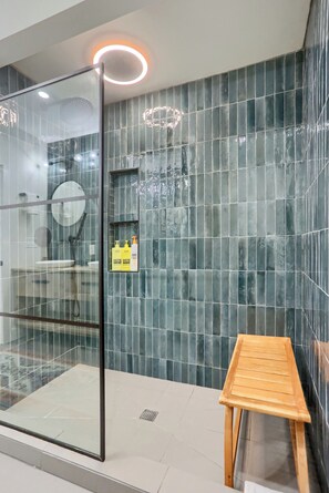 Dusche, Haartrockner, Handtücher, Seife