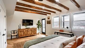 3 habitaciones, escritorio y tabla de planchar con plancha