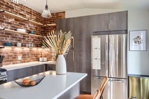 Frigorífico, microondas, horno y placa de cocina