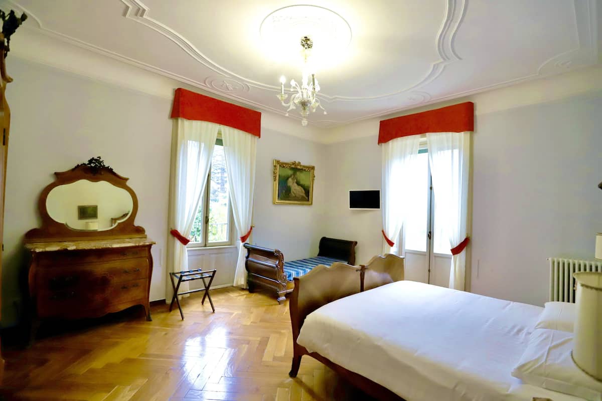 Free minibar, in-room safe, free WiFi, bed sheets