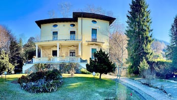 Vista frontal de la propiedad