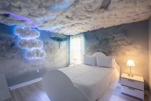 8 bedrooms, desk, iron/ironing board, free WiFi - Rebel's Retreat Galactic Outpost by Galaxy's Edge (Four Corners)