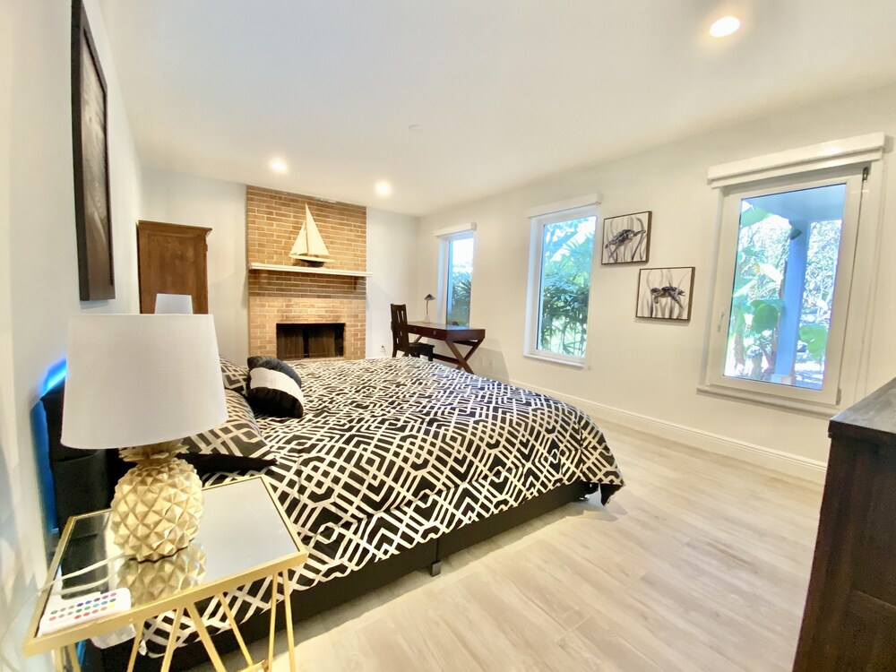 Tropical Paradise house, Pool on the water, dock for boat, minutes from