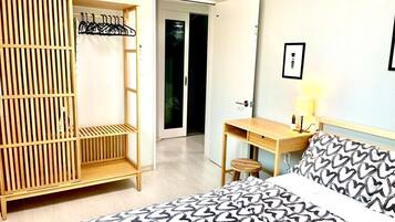 2 bedrooms, desk, iron/ironing board, WiFi