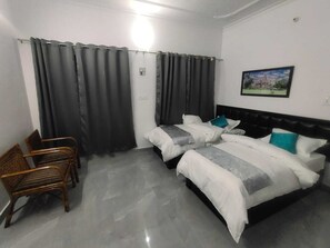 3 bedrooms, desk, free WiFi, bed sheets