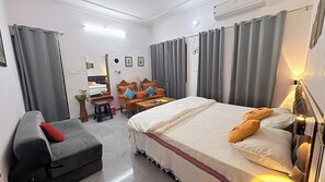 3 dormitoris, escriptori, wifi gratuïta i roba de llit 