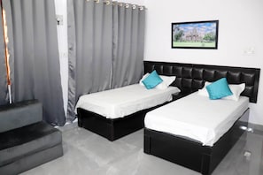 3 bedrooms, desk, free WiFi, bed sheets - Homestay with Wellness Programme city tour and guide  (Khajuraho)