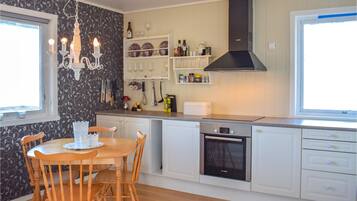 Frigorífico, horno, placa de cocina y lavavajillas