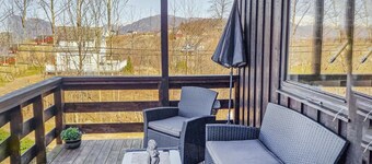 Stunning home in Skånevik with kitchen