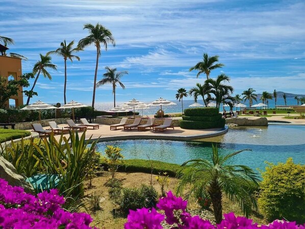 Alberca al aire libre y alberca climatizada