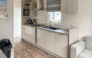 Een koelkast, een kookplaat, een vaatwasser