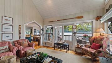 TV connectée, cheminée, livres