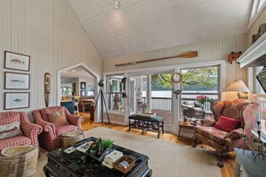 TV connectée, cheminée, livres