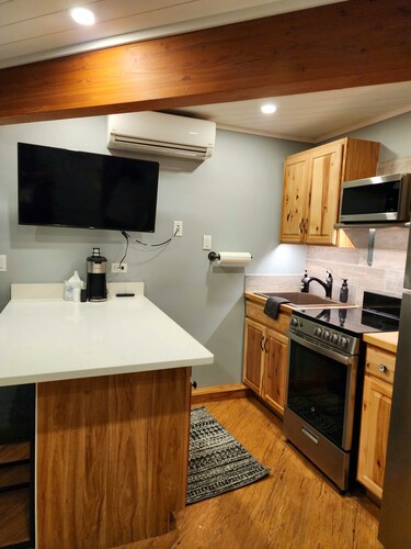  Beautiful sleeps 4 Schuss Village Golf Course, pool, boat parking, Nearby Lakes