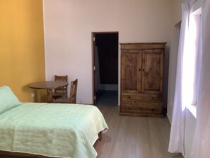 特色装修、特色家居、办公桌、笔记本电脑工作区