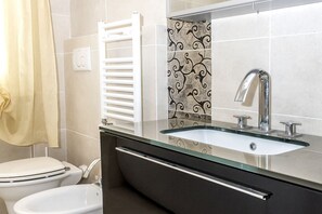 Bathtub, bidet, towels - S287 - Sirolo, villa with garden near the centre (Sirolo)