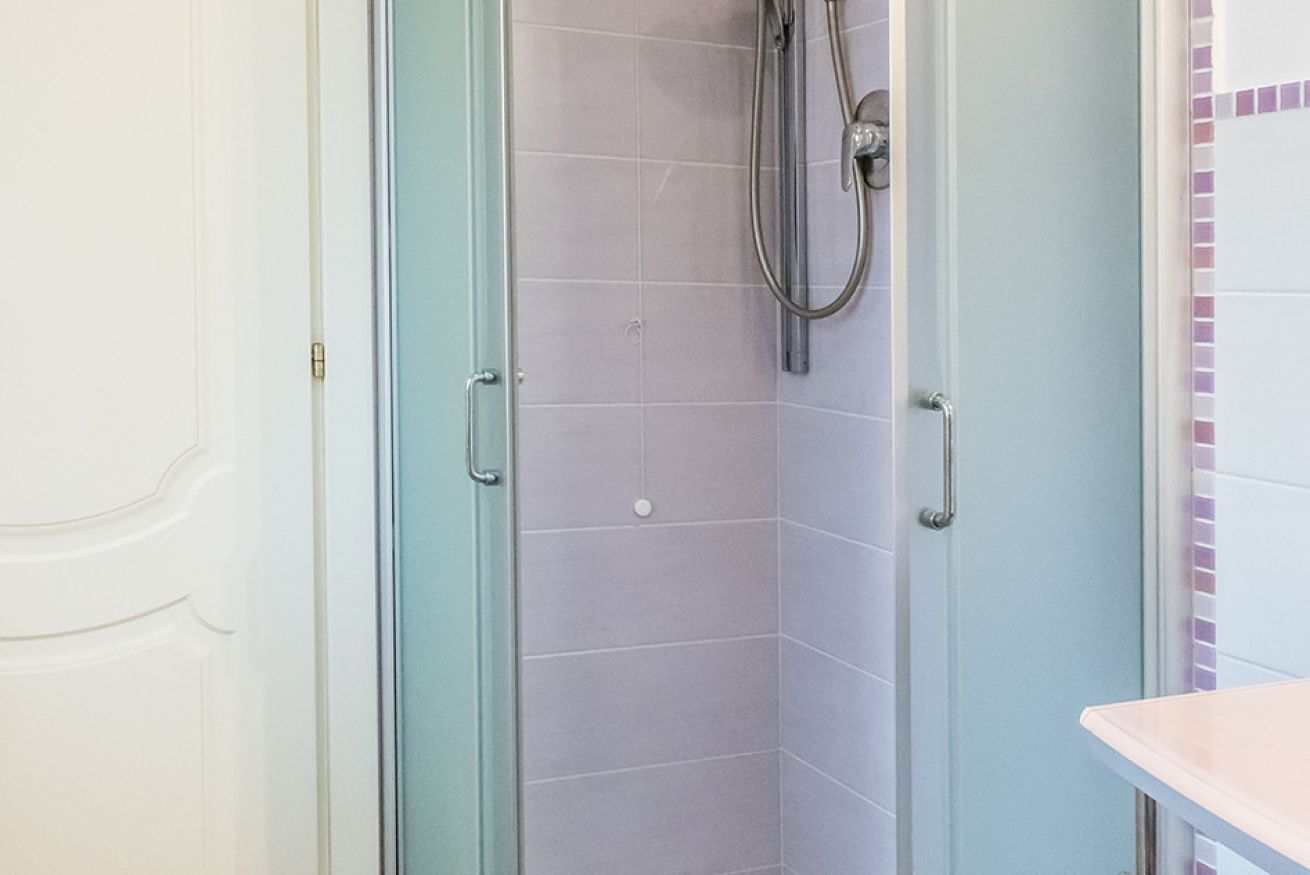 Badewanne, Bidet, Handtücher